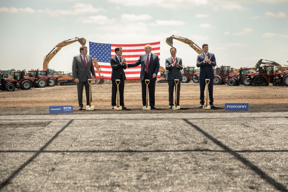 Donald Trump tar första spadtaget till Foxconns anläggning i Wisconsin 2018. Foto: Shealah Craighead Donald Trump tar första spadtaget till Foxconns anläggning i Wisconsin 2018. Foto: Shealah Craighead