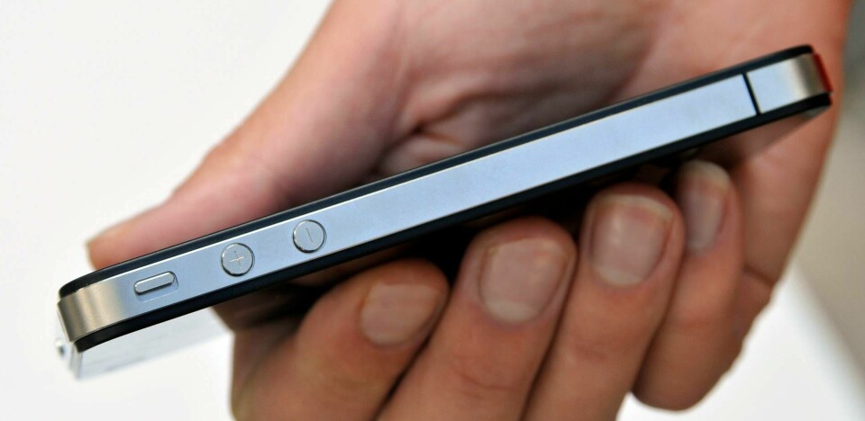 2020 års modell av Iphone väntas få ett platt metallband som löper längs mobilens kant. Precis som Iphone 4 hade. Foto: STEFAN GUSTAVSSON / SvD / TT