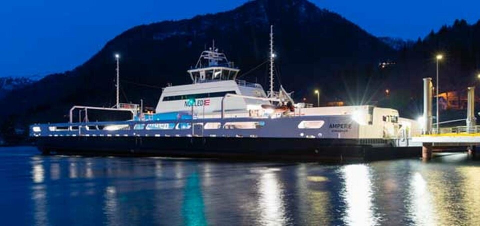 Batteridrivna bilfärjan Ampere har nu tagits i trafik i Sognefjord. Den smyger tyst och emissionsfritt över fjorden 34 gånger per dygn. Foto: Siemens Batteridrivna bilfärjan Ampere har nu tagits i trafik i Sognefjord. Den smyger tyst och emissionsfritt över fjorden 34 gånger per dygn. Foto: Siemens