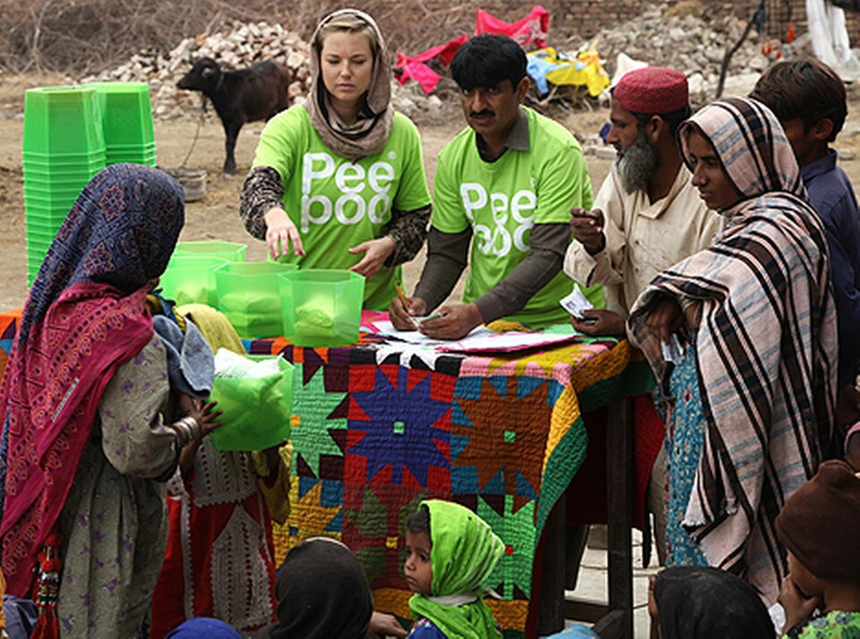 Peepoople och UN-Habitat delade tidigare ut ”Peepoos” till översvämningsdrabbade i Pakistan. Foto: Maria Berndtsson/Peepoople Peepoople och UN-Habitat delade tidigare ut ”Peepoos” till översvämningsdrabbade i Pakistan. Foto: Maria Berndtsson/Peepoople