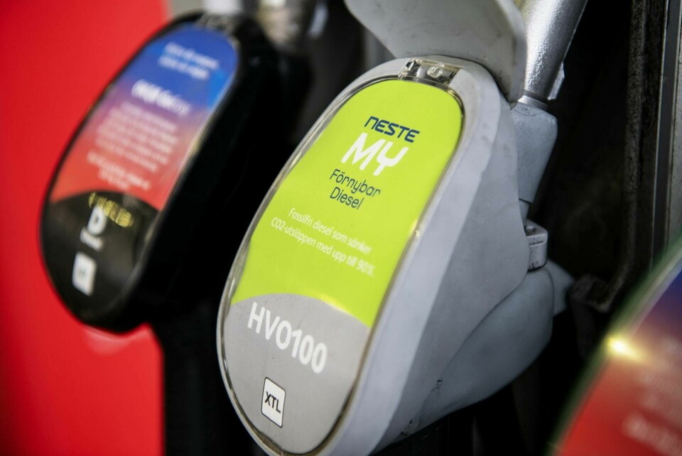 Biodrivmedel som HVO100 är betydligt dyrare än vanlig diesel och fungerar bara i vissa bilmotorer. Arkivbild Foto: Malin Hoelstad/SvD/TT