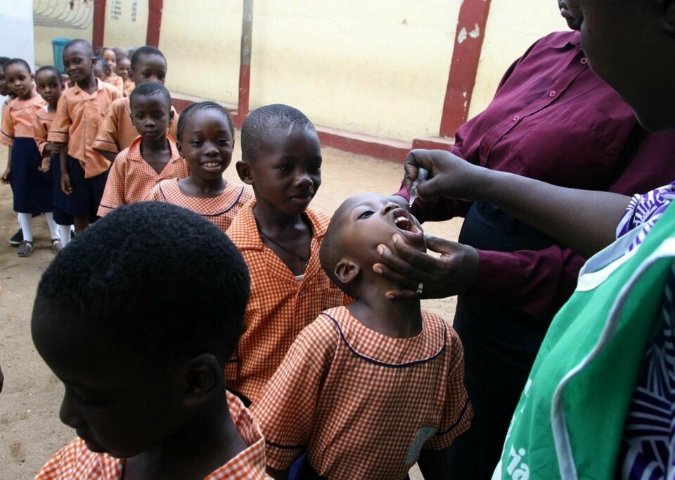 Sexåriga Mstura Foluke vaccineras mot polio i nigerianska Lagos 2004. Nu certifieras hela den afrikanska kontinenten officiellt som 'poliofri'. Foto: George Osodi/AP/TT