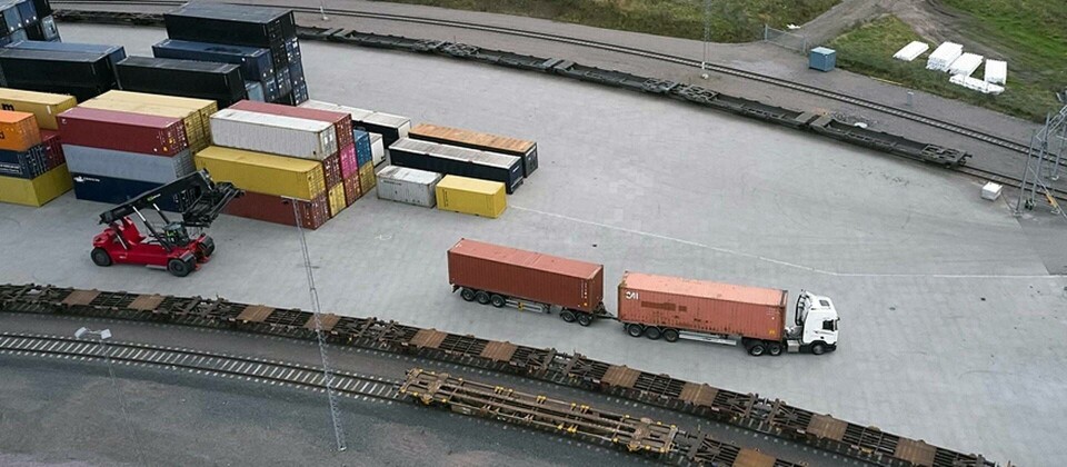 Sedan 2015 har bolaget använt en 32 meter lång lastbil som tar två containrar, och nu ska den ersättas med en likadan ellastbil. Foto: Scania Sedan 2015 har bolaget använt en 32 meter lång lastbil som tar två containrar, och nu ska den ersättas med en likadan ellastbil. Foto: Scania