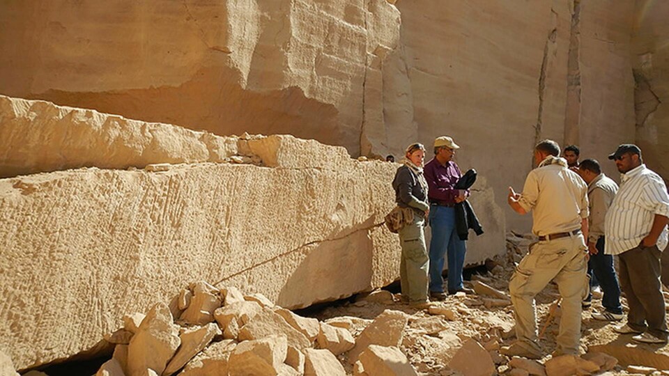 En arkivbild från utgrävningen under 2015 med Maria Nilsson, forskare i arkeologi vid Lunds universitet, tillsammans med hennes kollega John Ward, direktören av Assuan, Nasr Salama, och direktören av Kom Ombo, Abdel Menum. Foto: TT