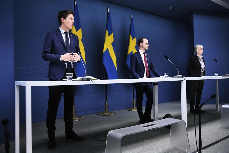 Centerpartiets ekonomisk-politiske talesperson Emil Källström, infrastrukturminister Tomas Eneroth (S) och Trafikverkets generaldirektör Lena Erixon på pressträffen där uppdraget att säkra flyg till Norrland och Gotland presenterades. Foto: Erik Simander / TT Centerpartiets ekonomisk-politiske talesperson Emil Källström, infrastrukturminister Tomas Eneroth (S) och Trafikverkets generaldirektör Lena Erixon på pressträffen där uppdraget att säkra flyg till Norrland och Gotland presenterades. Foto: Erik Simander / TT
