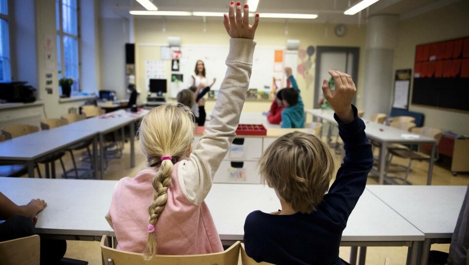 Att tro att munskydd är en effektiv åtgärd för att minska smittspridningen i skolan är att dra fel slutsats, skriver barnläkaren Jonas F Ludvigsson i ett svar på ett tidigare debattinlägg av bland andra professor Björn Olsen. Foto: JESSICA GOW / TT Att tro att munskydd är en effektiv åtgärd för att minska smittspridningen i skolan är att dra fel slutsats, skriver barnläkaren Jonas F Ludvigsson i ett svar på ett tidigare debattinlägg av bland andra professor Björn Olsen. Foto: JESSICA GOW / TT