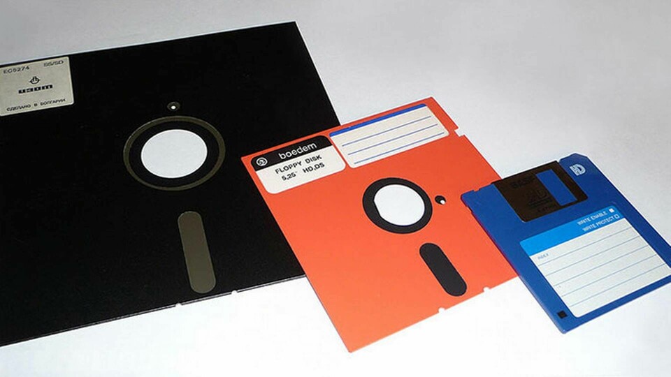Från vänster en 8 tums floppy, en 5 1/4 samt en 3 1/2-tums. Foto: Wikimedia