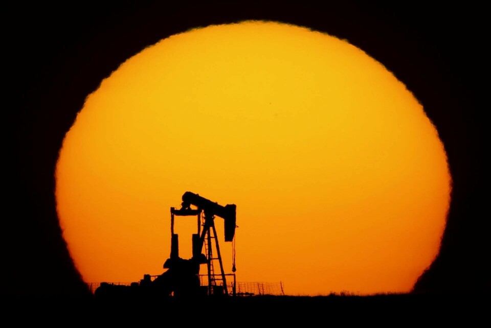 Coronapandemin ledde till ett rekordstort tapp i efterfrågan på olja. Nu räknar internationella energiorganet IEA med återhämtning och en nytt rekord i efterfrågan 2026. Arkivbild. Foto: Charlie Riedel/AP/TT