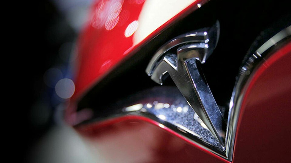 Föraren i en Tesla som kraschat med en brandbil hävdar att den var i självkörande läge. Foto: TT
