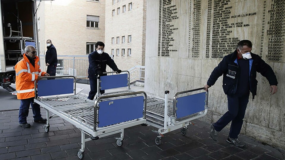 Sjukhuspersonal med nya sjukhussängar utanför sjukhuset i Codogno i norra Italien i förra veckan. (Arkivbild Foto: Luca Bruno/AP/TT Sjukhuspersonal med nya sjukhussängar utanför sjukhuset i Codogno i norra Italien i förra veckan. (Arkivbild Foto: Luca Bruno/AP/TT