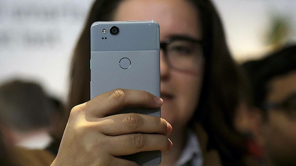 Nu rapporteras om problem med Googles nya telefon. Foto: AP Photo / Jeff Chiu / TT Nu rapporteras om problem med Googles nya telefon. Foto: AP Photo / Jeff Chiu / TT