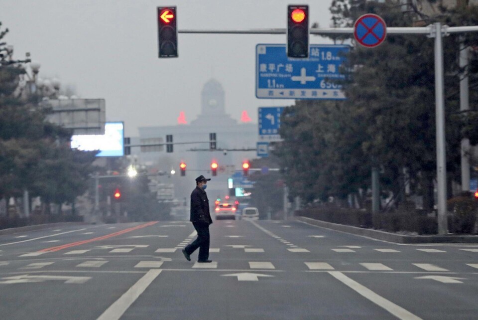 En man går över en gata i nedständga Changchun i nordöstra Kina. Bilden är från i måndags. Foto: Chinatopix/AP/TT En man går över en gata i nedständga Changchun i nordöstra Kina. Bilden är från i måndags. Foto: Chinatopix/AP/TT