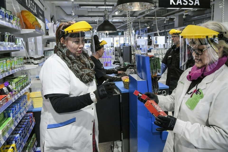 Apoteksanställda i skyddsutrustning i Vanda i Finland. Foto: Markku Ulander/AP/TT Apoteksanställda i skyddsutrustning i Vanda i Finland. Foto: Markku Ulander/AP/TT