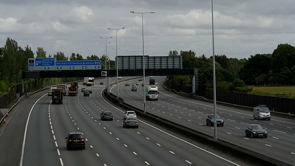 Redan i år kan Storbritannien tillåta förare att släppa ratten på motorvägen, i vissa lägen. Foto: AP Photo/Matt Dunham Redan i år kan Storbritannien tillåta förare att släppa ratten på motorvägen, i vissa lägen. Foto: AP Photo/Matt Dunham
