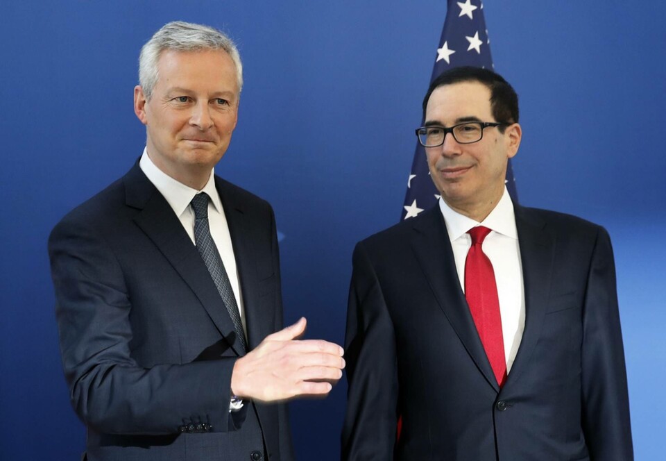 Frankrikes finansminister Bruno Le Maire och den amerikanske kollegan Steven Mnuchin ska diskutera beskattning av digitala tjänster på Davosmötet. Arkivbild Foto: Christophe Ena AP/TT Frankrikes finansminister Bruno Le Maire och den amerikanske kollegan Steven Mnuchin ska diskutera beskattning av digitala tjänster på Davosmötet. Arkivbild Foto: Christophe Ena AP/TT