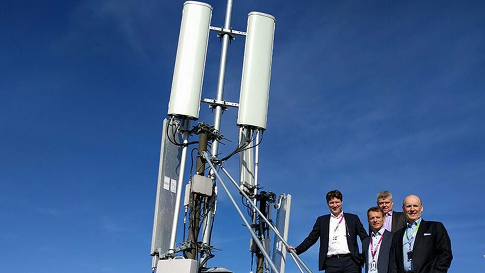 På ett tak på Hamngatan 2 i Stockholm visar Telia och Ericsson de antenner som ska ge snabbare uppkoppling. Från vänster Mats Lundbäck, Telia, Peter Malm, Ericsson, Erik Domajnko, Ericsson och Mats Pehrsson, Telia. Foto: Fredrik Karlsson På ett tak på Hamngatan 2 i Stockholm visar Telia och Ericsson de antenner som ska ge snabbare uppkoppling. Från vänster Mats Lundbäck, Telia, Peter Malm, Ericsson, Erik Domajnko, Ericsson och Mats Pehrsson, Telia. Foto: Fredrik Karlsson