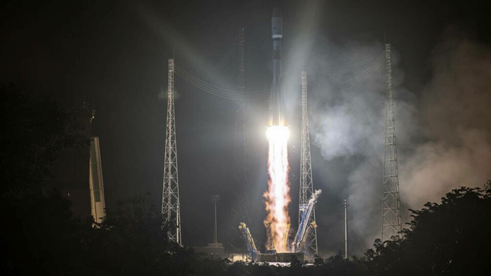 Soyuz-farkosten med Cheops (Characterising ExOPlanets Satellite) lämnade jorden från Franska Guyana på morgonen. Foto: JM GUILLON