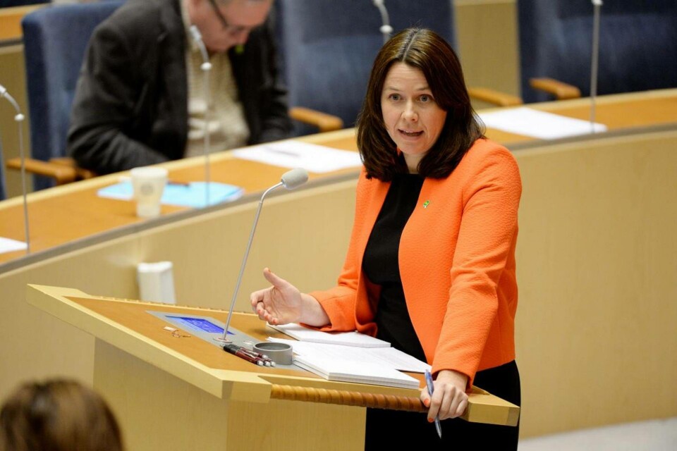 Miljöminister Åsa Romson (MP) vill minska spridningen av mikroplast och plastskräp till haven. Foto: Jessica Gow/TT Miljöminister Åsa Romson (MP) vill minska spridningen av mikroplast och plastskräp till haven. Foto: Jessica Gow/TT