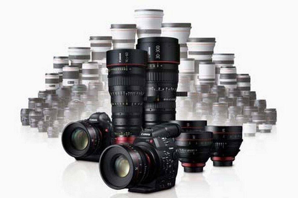 Filmkameran EOS C300 i förgrunden, t v den kommande systemkameran samt de nya objektiven. Canons övriga objektiv med EF-fattning i bakgrunden. Foto: Canon Filmkameran EOS C300 i förgrunden, t v den kommande systemkameran samt de nya objektiven. Canons övriga objektiv med EF-fattning i bakgrunden. Foto: Canon