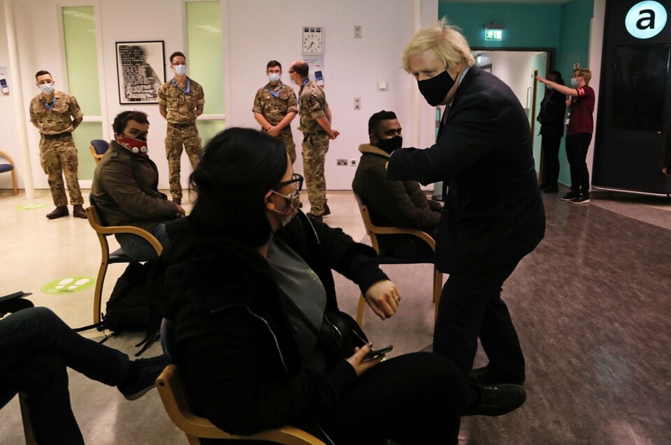 En vaccineringsmottagning på Saint Thomas-sjukhuset i London. Bilden togs när premiärminister Boris Johnson (till höger) var där för att få sin första dos i mars. Foto: Frank Augstein/AP/TT En vaccineringsmottagning på Saint Thomas-sjukhuset i London. Bilden togs när premiärminister Boris Johnson (till höger) var där för att få sin första dos i mars. Foto: Frank Augstein/AP/TT