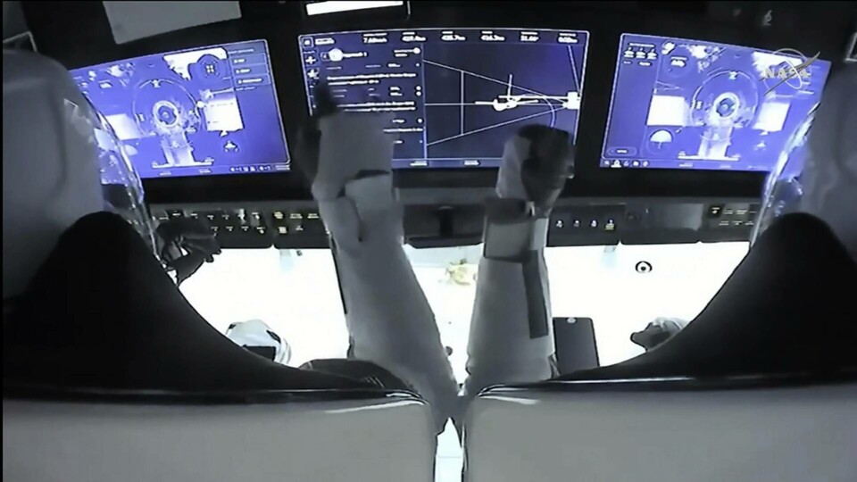 Den i stort sett självkörande kapseln Dragon är en modernare konstruktion än Rysslands 60-talsbaserade kapslar. Bild från när Mike Hopkins och Victor Glover flögs upp till ISS i november. Foto: Nasa/AP/TT Den i stort sett självkörande kapseln Dragon är en modernare konstruktion än Rysslands 60-talsbaserade kapslar. Bild från när Mike Hopkins och Victor Glover flögs upp till ISS i november. Foto: Nasa/AP/TT