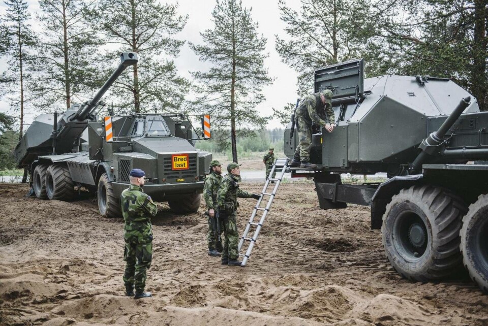 Försvarets materielverk levererar fordon och annan materiel samt tjänster till Försvarsmakten. De sköter också underhåll av försvarets helikoptrar, flygplan och ubåtar. Försvarets materielverk levererar fordon och annan materiel samt tjänster till Försvarsmakten. De sköter också underhåll av försvarets helikoptrar, flygplan och ubåtar.