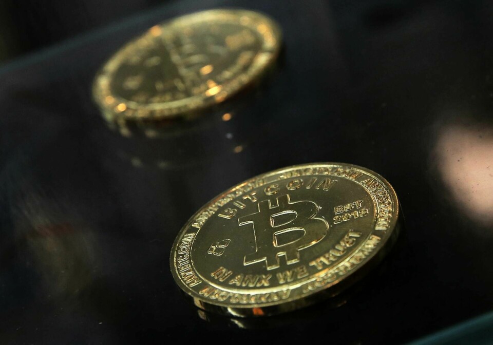 Bitcoins värdering har fluktuerat kraftigt i flera dagars tid. Arkivbild. Foto: Kin Cheung/AP/TT