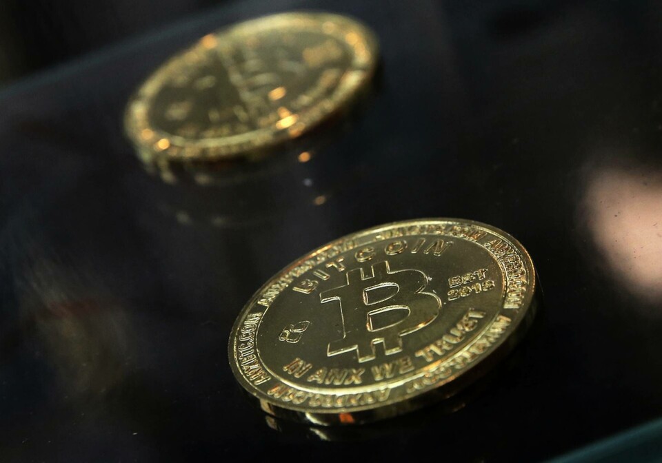 Bitcoins värdering har fluktuerat kraftigt i flera dagars tid. Arkivbild. Foto: Kin Cheung/AP/TT Bitcoins värdering har fluktuerat kraftigt i flera dagars tid. Arkivbild. Foto: Kin Cheung/AP/TT