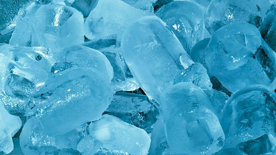 Varmt vatten kan vara att föredra när du ska frysa iskuber i frysen. Foto: IBL