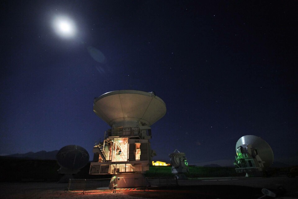 Månen lyser över Atacamaöknen i Chile, där enorma radioantenner bildar ett jätteteleskop. Arkivbild. Foto: Jorge Saenz/AP/TT Månen lyser över Atacamaöknen i Chile, där enorma radioantenner bildar ett jätteteleskop. Arkivbild. Foto: Jorge Saenz/AP/TT