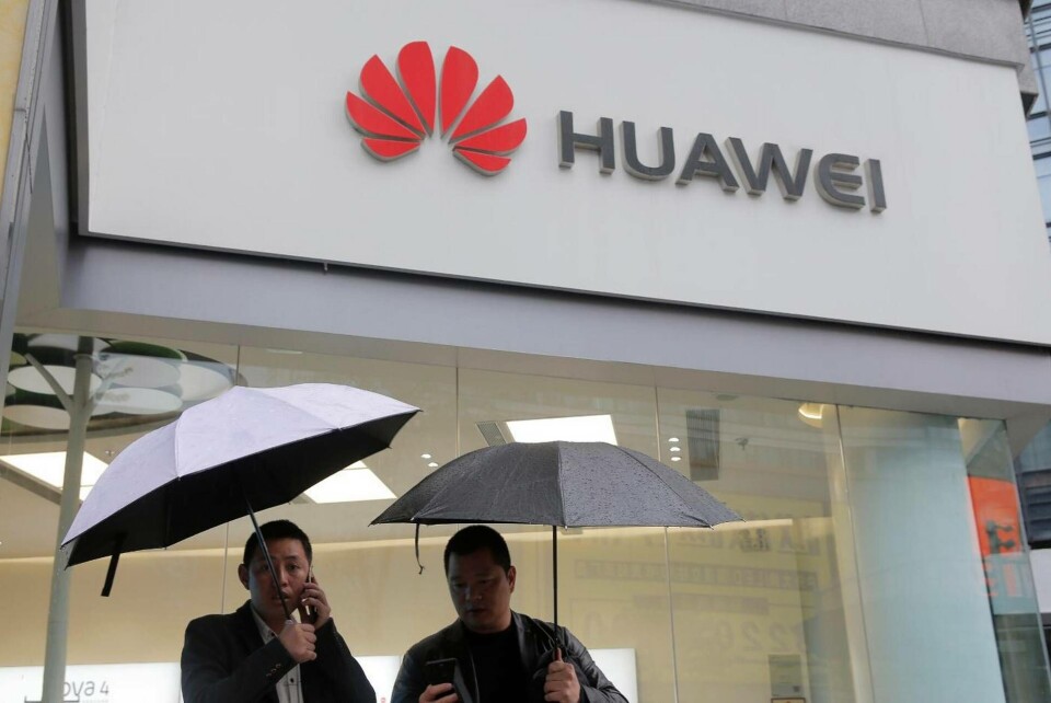 Nu blir det formellt förbjudet för amerikanska telekombolag att använda federala medel för att köa och installera utrustning från Huawei och ZTE. Foto: AP Photo/Kin Cheung, File Nu blir det formellt förbjudet för amerikanska telekombolag att använda federala medel för att köa och installera utrustning från Huawei och ZTE. Foto: AP Photo/Kin Cheung, File