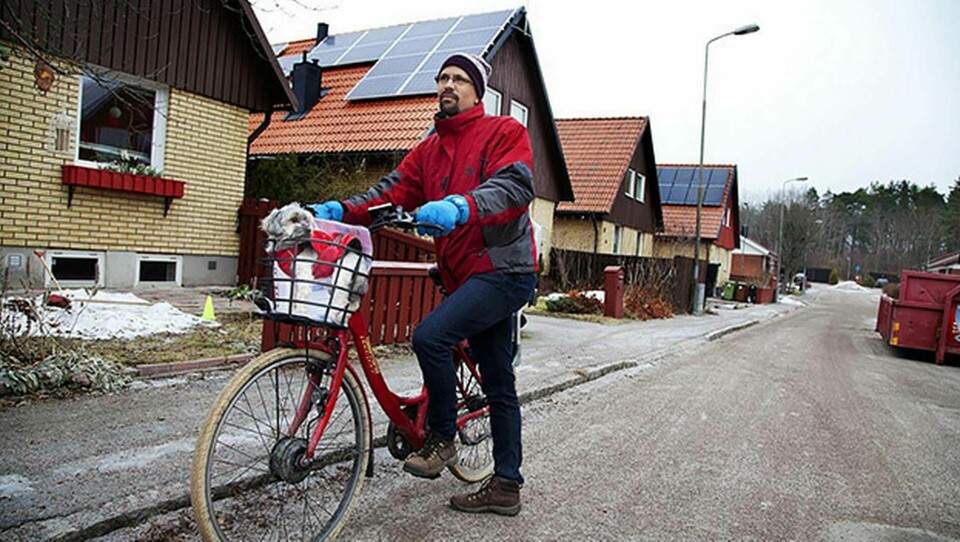 Jonas Nordströms gata i Uppsala kan vara den solcellstätaste i landet. 35 procent av husen har paneler på taket. Foto: Jörgen Appelgren
