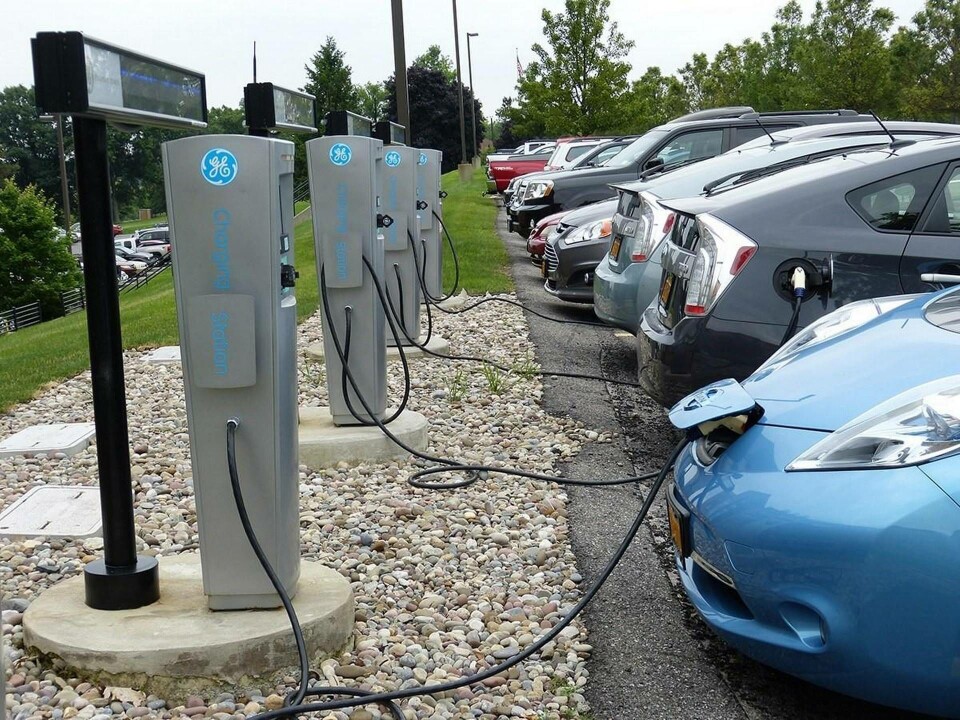 I framtiden lär laddarna vid parkeringarna bli fler – och fossildrivna bilar hänvisas till ett speciellt uttagslöst hörn. Foto: General Electric I framtiden lär laddarna vid parkeringarna bli fler – och fossildrivna bilar hänvisas till ett speciellt uttagslöst hörn. Foto: General Electric