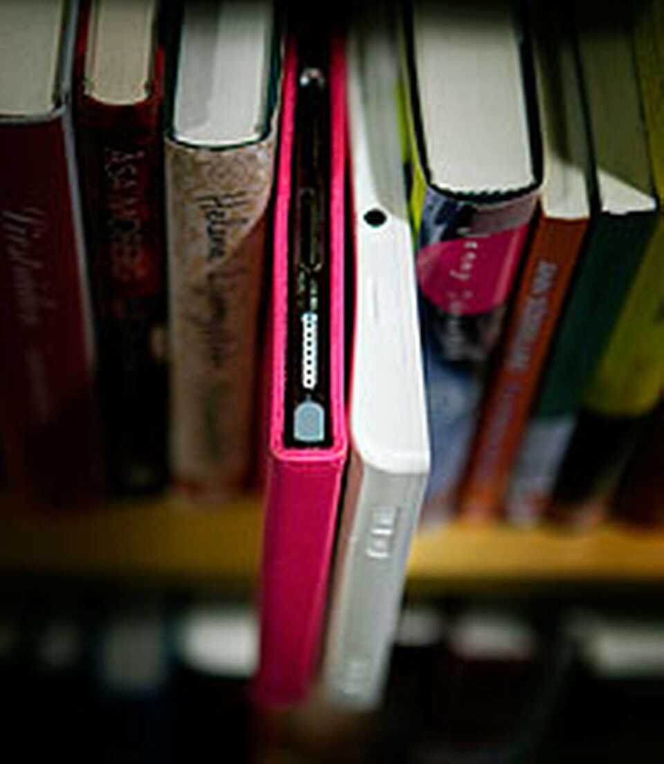 I september förra året fick patienter på Akademiska sjukhuset möjlighet att låna en Ipad via sjukhusbiblioteket. Foto: Scanpix I september förra året fick patienter på Akademiska sjukhuset möjlighet att låna en Ipad via sjukhusbiblioteket. Foto: Scanpix