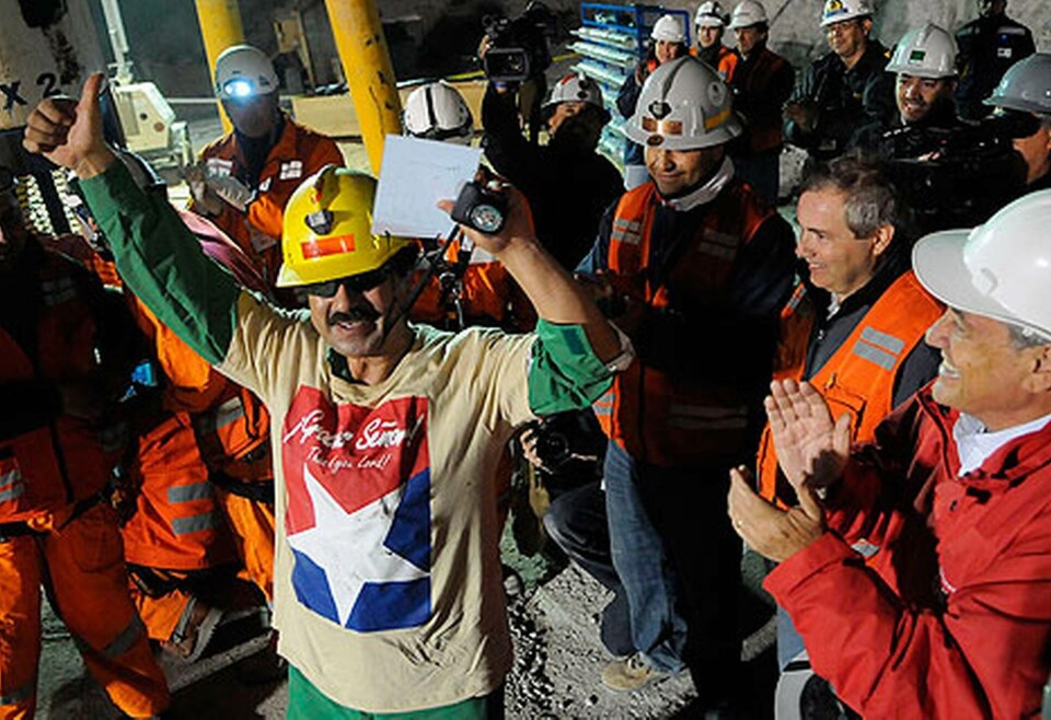 Gruvarbetaren Juan Illanes var nummer tre att räddas ur gruvan. Foto: AP Photo
Foto: AP Photo
Foto: AP Photo
Foto: AP Photo
Foto: AP Photo
Foto: AP Photo
Räddningsmanskapet prövar räddningsburen Fenix på måndagen. Bilden är från en videoinspelning av träningspasset. Foto: Government of Chile/AP
De första 100 metrarna går Fenix i ett stålrör. Därefter, när berget är fastare och rasrisken mindre, går Fenix över 500 meter utan glidhjälp av stålröret. Foto: Hugo Infante/Government of Chile
1234567812345678 Gruvarbetaren Juan Illanes var nummer tre att räddas ur gruvan. Foto: AP Photo
Foto: AP Photo
Foto: AP Photo
Foto: AP Photo
Foto: AP Photo
Foto: AP Photo
Räddningsmanskapet prövar räddningsburen Fenix på måndagen. Bilden är från en videoinspelning av träningspasset. Foto: Government of Chile/AP
De första 100 metrarna går Fenix i ett stålrör. Därefter, när berget är fastare och rasrisken mindre, går Fenix över 500 meter utan glidhjälp av stålröret. Foto: Hugo Infante/Government of Chile
1234567812345678