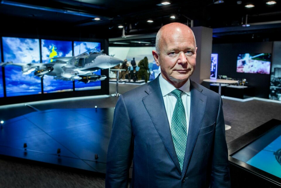 Saabs vd Micael Johansson, här framför en modell av stridsflygplanet Gripen E, beskriver det gångna kvartalet som starkt. Foto: Magnus Andersson/TT