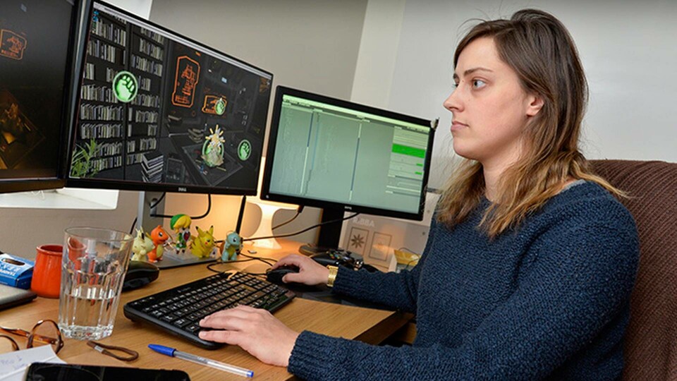 Trycket är högt på utbildningarna för spelutvecklare. Men dataspelsbranschen skriker efter erfaren personal. Spelstudion Lionbite i Nacka. Spelutvecklaren och 3D-artisten Maria Norkvist. Foto: Jonas Ekströmer / TT Trycket är högt på utbildningarna för spelutvecklare. Men dataspelsbranschen skriker efter erfaren personal. Spelstudion Lionbite i Nacka. Spelutvecklaren och 3D-artisten Maria Norkvist. Foto: Jonas Ekströmer / TT