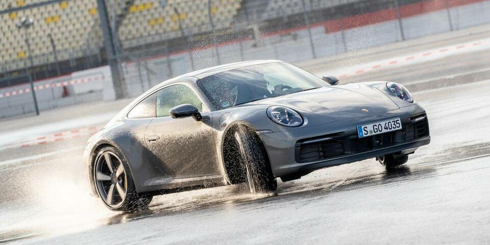 Poschens mikrofoner ska upptäcka när det är högrisk för vattenplaning. Foto: Porsche Poschens mikrofoner ska upptäcka när det är högrisk för vattenplaning. Foto: Porsche