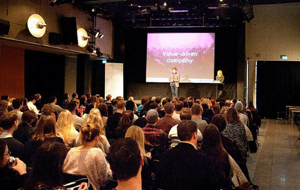 Både killar och tjejer lyssnade när Netlights Lina Hagman och Erik Ringertz berättade om jämställdhetsarbetet på företaget, och varför företaget saknar chefer. Både killar och tjejer lyssnade när Netlights Lina Hagman och Erik Ringertz berättade om jämställdhetsarbetet på företaget, och varför företaget saknar chefer.