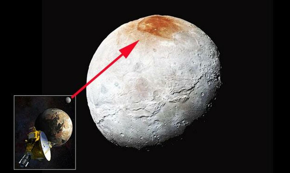 Med hjälp av data från rymdsonden New Horizons finns nu en förklaring till den röda fläcken på Plutos måne Charon. Foto: Nasa Med hjälp av data från rymdsonden New Horizons finns nu en förklaring till den röda fläcken på Plutos måne Charon. Foto: Nasa