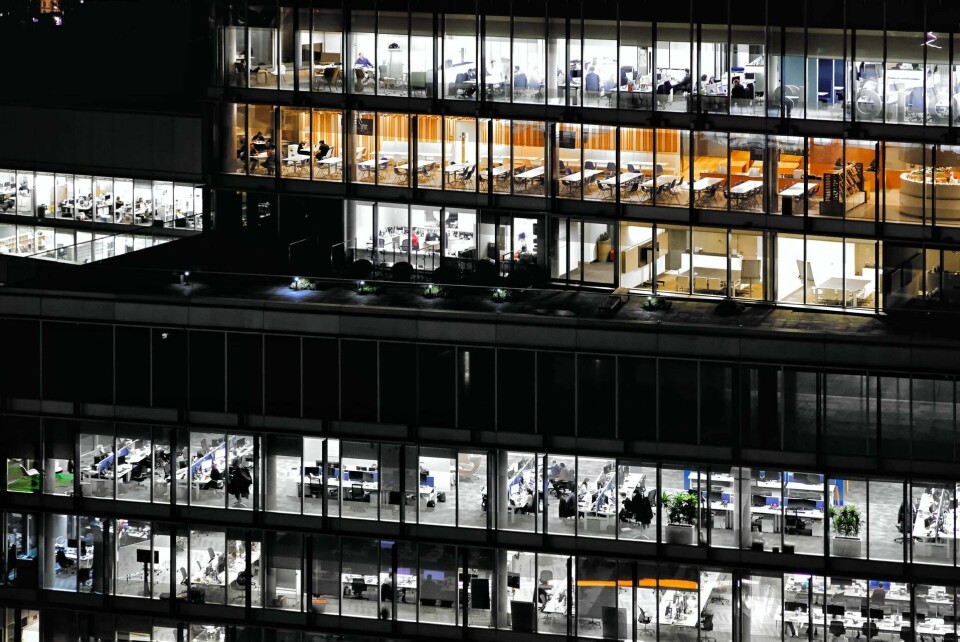 Studie visar att skrivbordens placering i öppna kontorslandskap spelar roll för hur vi presterar på jobbet. Foto: Unsplash
