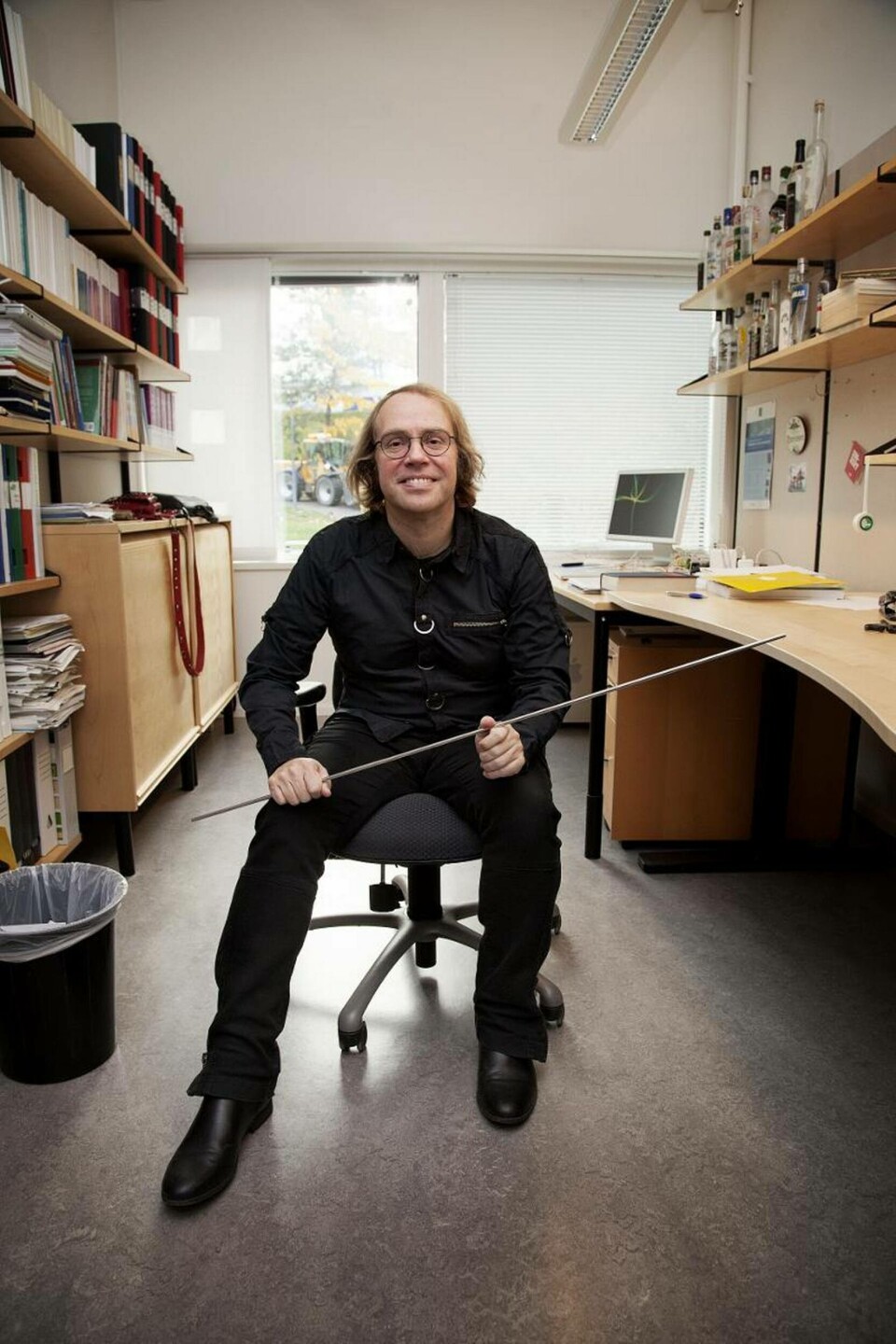Siktar mot nästa generations reaktorer. Janne Wallenius är professor i reaktorfysik och leder bolaget Blykalla. I arbetsrummet på KTH har han en del av en bränslestav. Foto: Jörgen Appelgren Siktar mot nästa generations reaktorer. Janne Wallenius är professor i reaktorfysik och leder bolaget Blykalla. I arbetsrummet på KTH har han en del av en bränslestav. Foto: Jörgen Appelgren