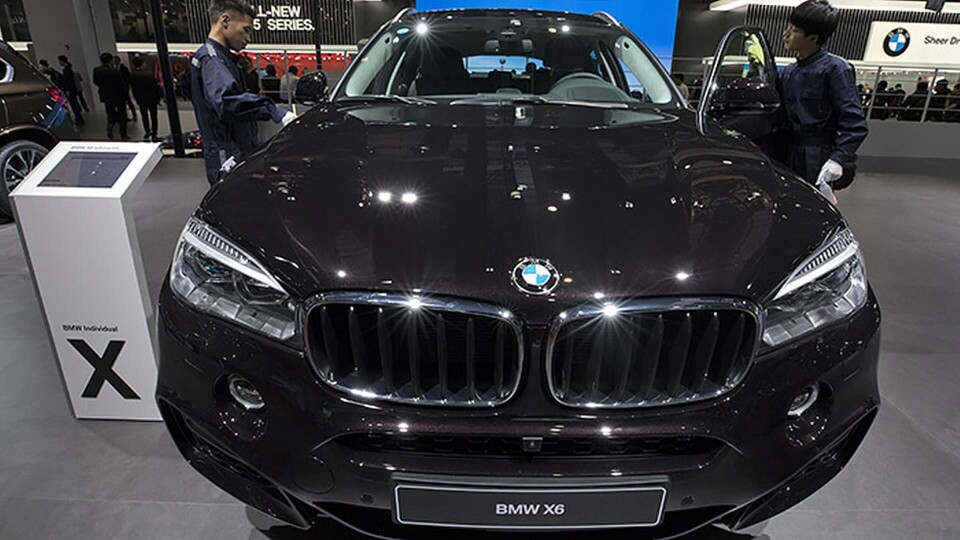 Visning av BMW X6 SUV på Shanghais bilmässa. Foto: AP Photo / Ng Han Guan / TT Visning av BMW X6 SUV på Shanghais bilmässa. Foto: AP Photo / Ng Han Guan / TT