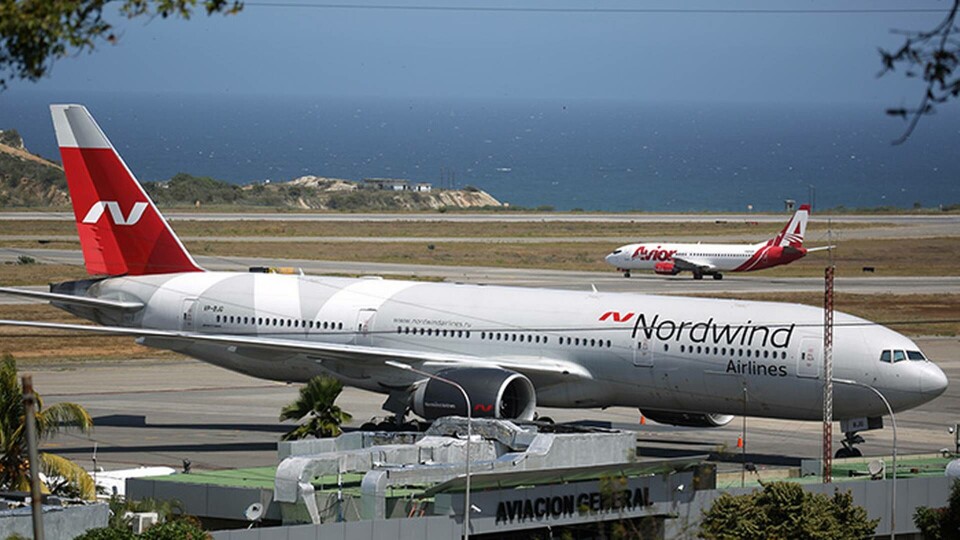Ett plan från ryska företaget Nordwind på flygplatsen i Caracas. Flygdata visar att planet ofta flyger mellan Ryssland och Sydostasien, och Nordwind Airlines har inga direktflyg mellan Moskva och Caracas. Foto: TT/ANDRES MARTINEZ CASARES Ett plan från ryska företaget Nordwind på flygplatsen i Caracas. Flygdata visar att planet ofta flyger mellan Ryssland och Sydostasien, och Nordwind Airlines har inga direktflyg mellan Moskva och Caracas. Foto: TT/ANDRES MARTINEZ CASARES