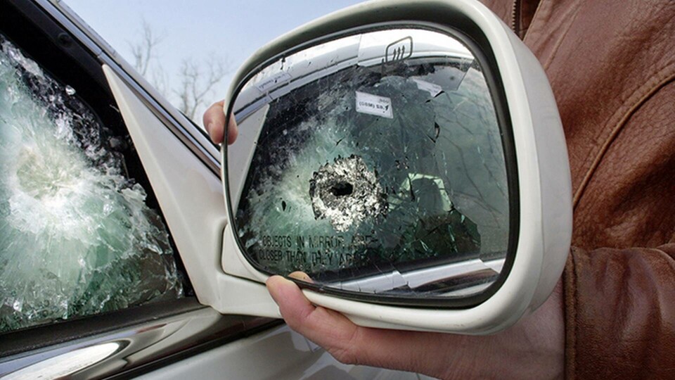 Genrebild av bil som har blivit skjuiten. Foto: AP Photo/Carlos Osorio Genrebild av bil som har blivit skjuiten. Foto: AP Photo/Carlos Osorio