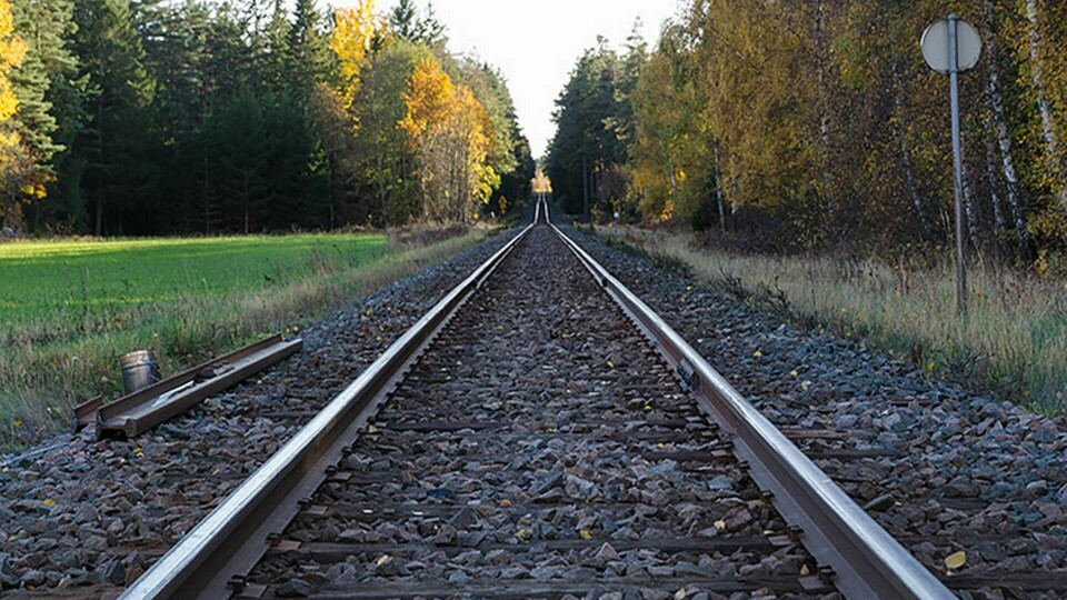 De budgeterade pengarna räcker inte till att förhindra att järnväg och vägar blir sämre än i dag, menar Trafikverket. Foto: Alamy