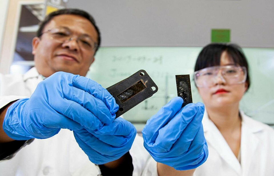 Professor Zhiyong Liang och Ayou Hao visar kolfiberförstärkt plast med ett skyddande lager av deras nya kompositmaterial, som har värmts till 1 900 grader. Foto: Florida State University