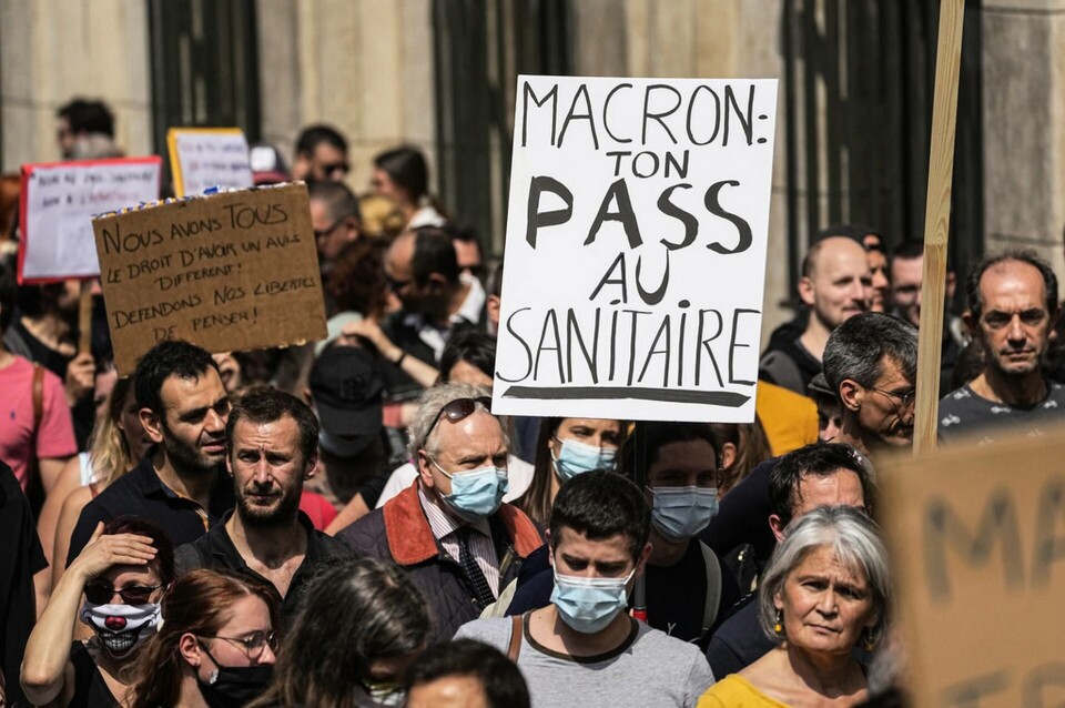 Parisdemonstranter uppmanar president Emmanuel Macron att kasta sitt hälsopass i toaletten den 17 juli. Foto: Michel Euler/AP/TT Parisdemonstranter uppmanar president Emmanuel Macron att kasta sitt hälsopass i toaletten den 17 juli. Foto: Michel Euler/AP/TT