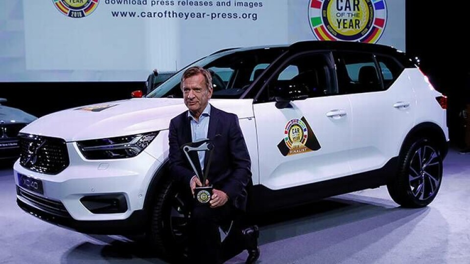 Volvo Cars vd Håkan Samuelsson poserar med Årets bil-priset framför Volvo XC40 på bilmässan i Geneve. Foto: TT / Reuters / Denis Balibouse Volvo Cars vd Håkan Samuelsson poserar med Årets bil-priset framför Volvo XC40 på bilmässan i Geneve. Foto: TT / Reuters / Denis Balibouse
