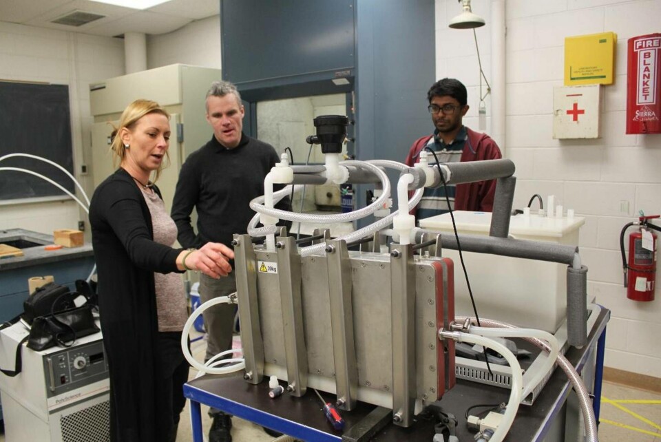 Miriam Åslin på Xzero går igenom testutrustningen på Clarkson-universitetet tillsammans med professor Chris Bellona, i mitten, och en student. Foto: Astrid Pijak Miriam Åslin på Xzero går igenom testutrustningen på Clarkson-universitetet tillsammans med professor Chris Bellona, i mitten, och en student. Foto: Astrid Pijak